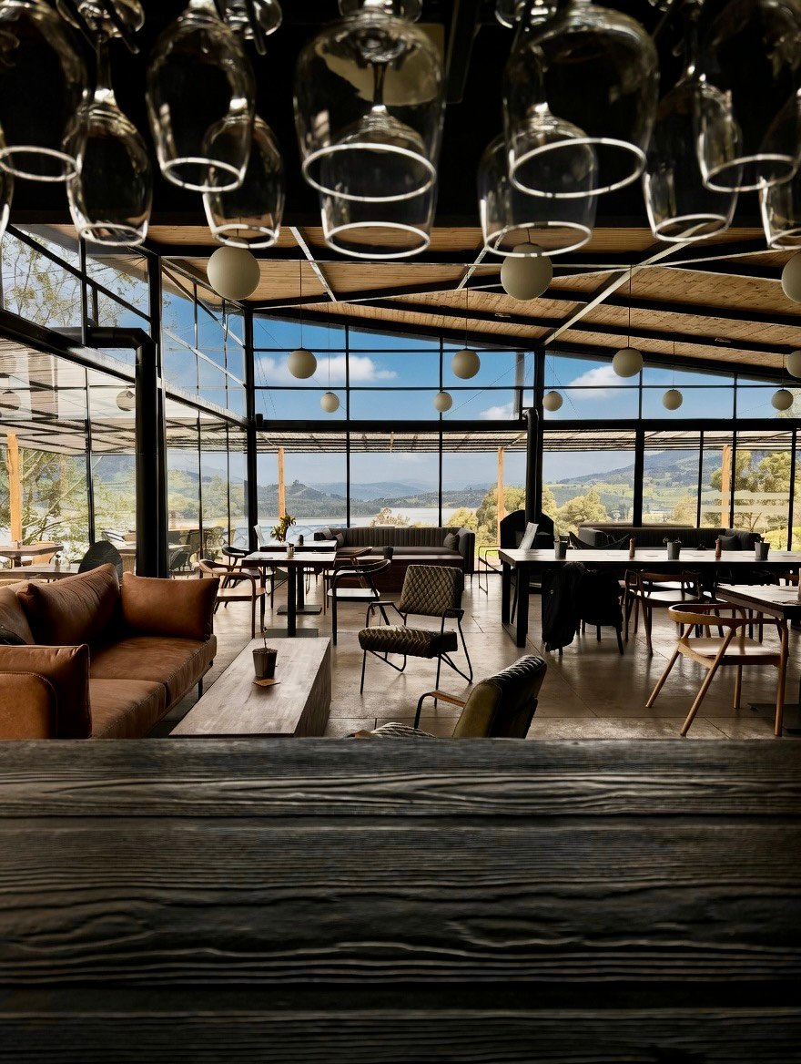 Restaurante y bar de Fuga con vista al Embalse del Neusa