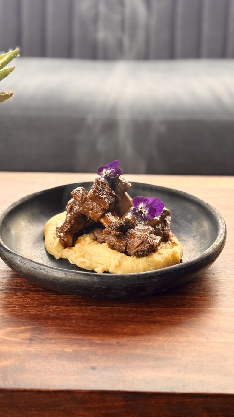 Asado de tira, costilla cocinada doce horas a fuego lento, plato del restaurante de Fuga