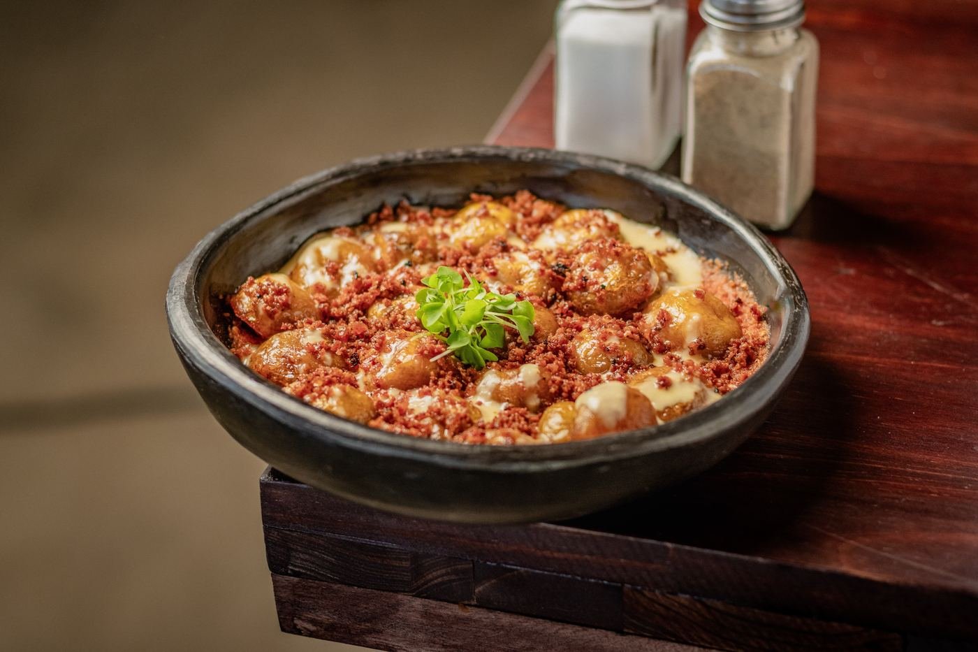 Criollas Bravas con salsa brava, alioli y polvo de longaniza, plato del restaurante de Fuga