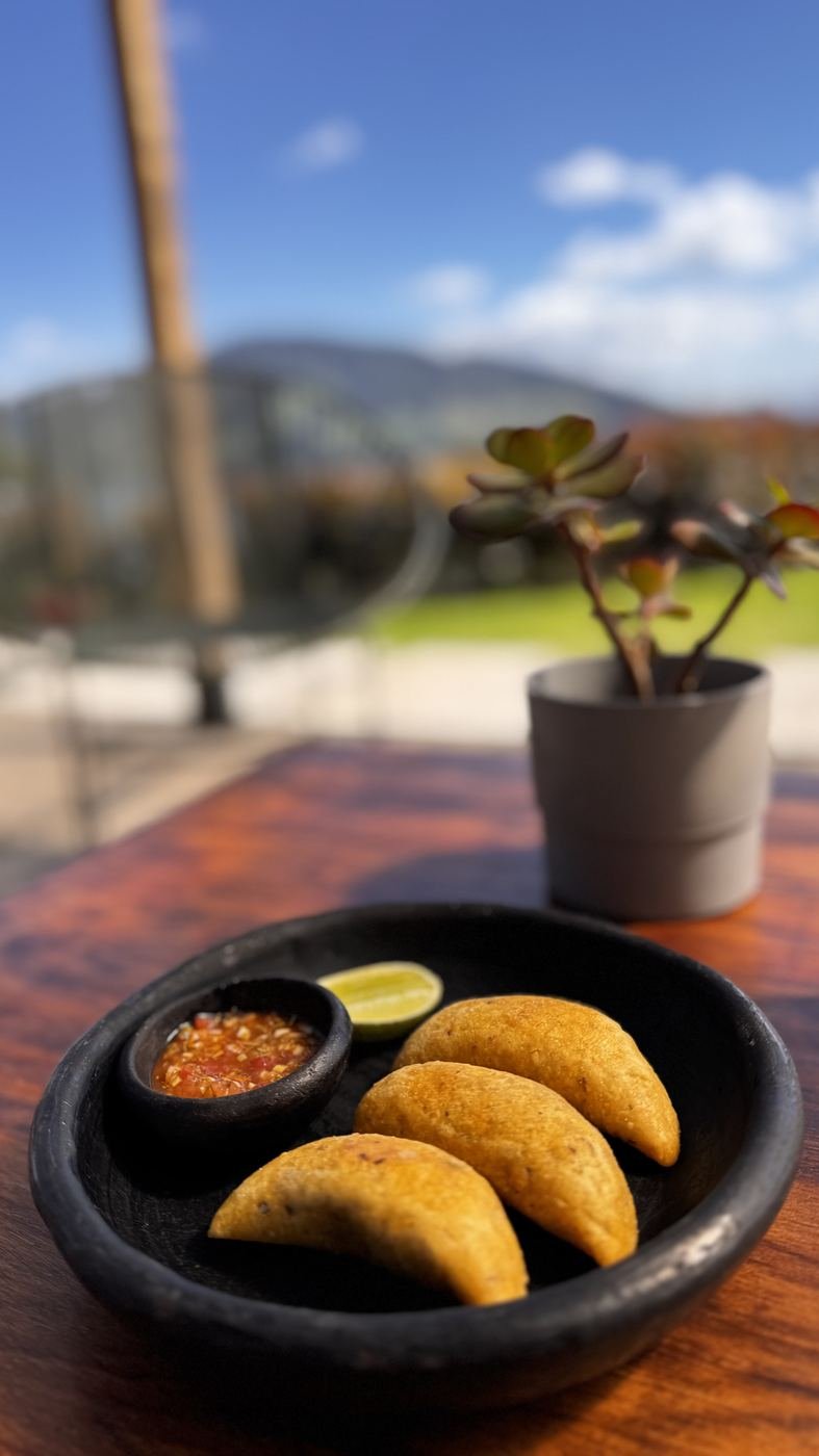 Empanadas paisas con gravy de asado de tira, plato del restaurante de Fuga