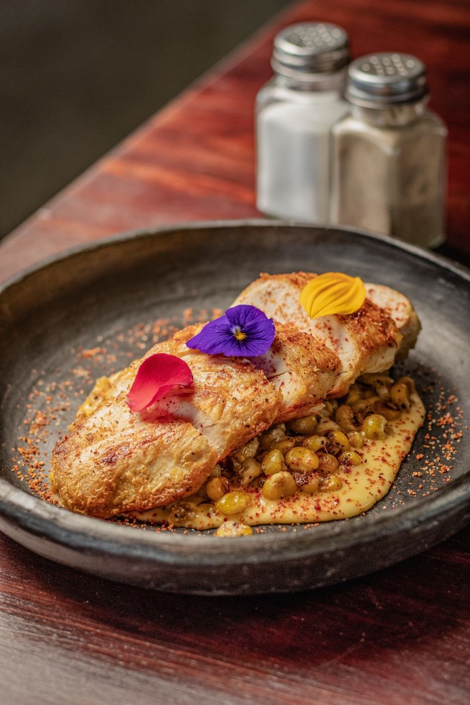 Pollo y Esquites con alioli, tajín y maíz salteado, plato del restaurante de Fuga