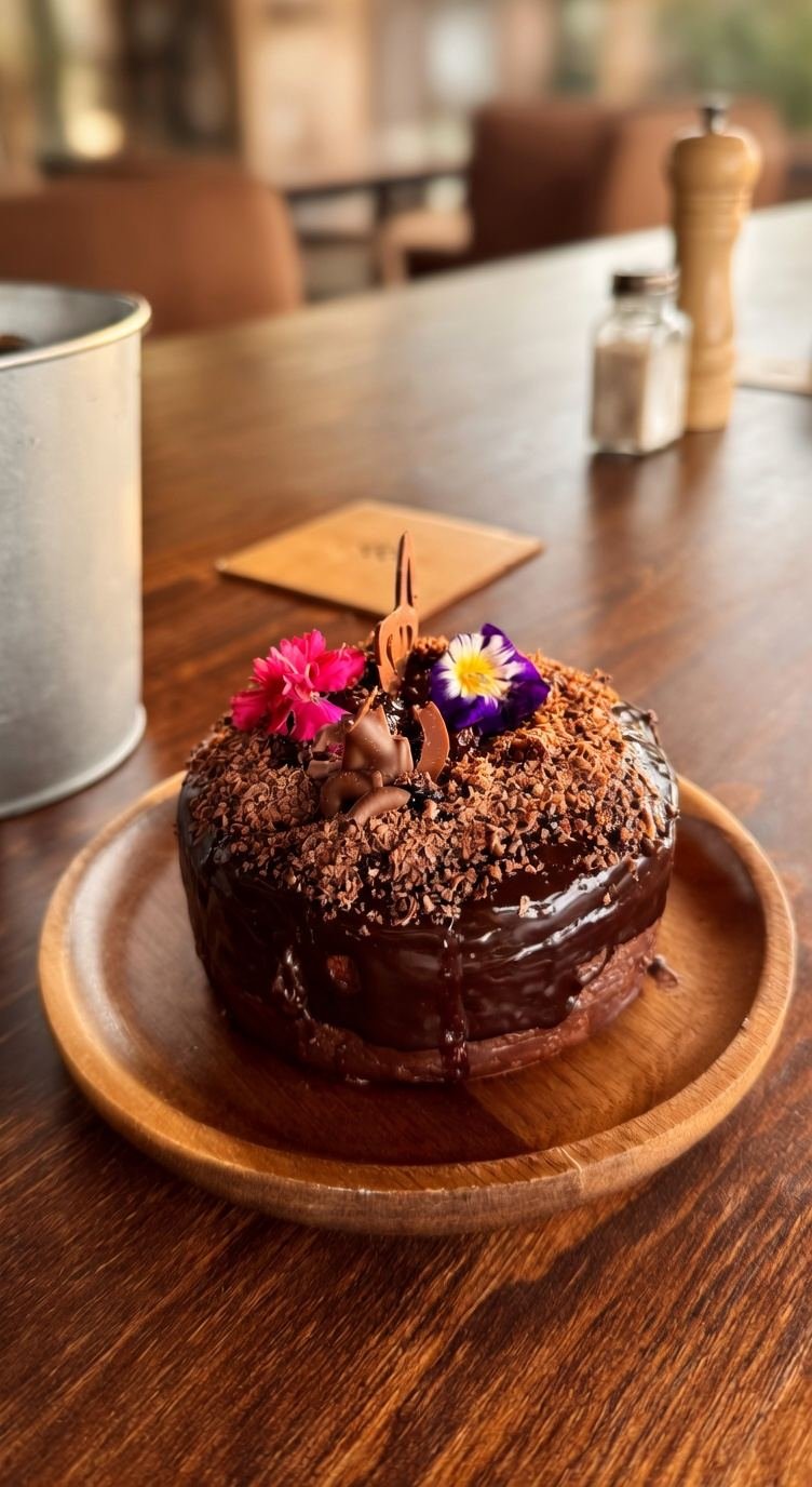 Torta de Chocolate con ganache y jalea de frutos rojos, postre del restaurante de Fuga