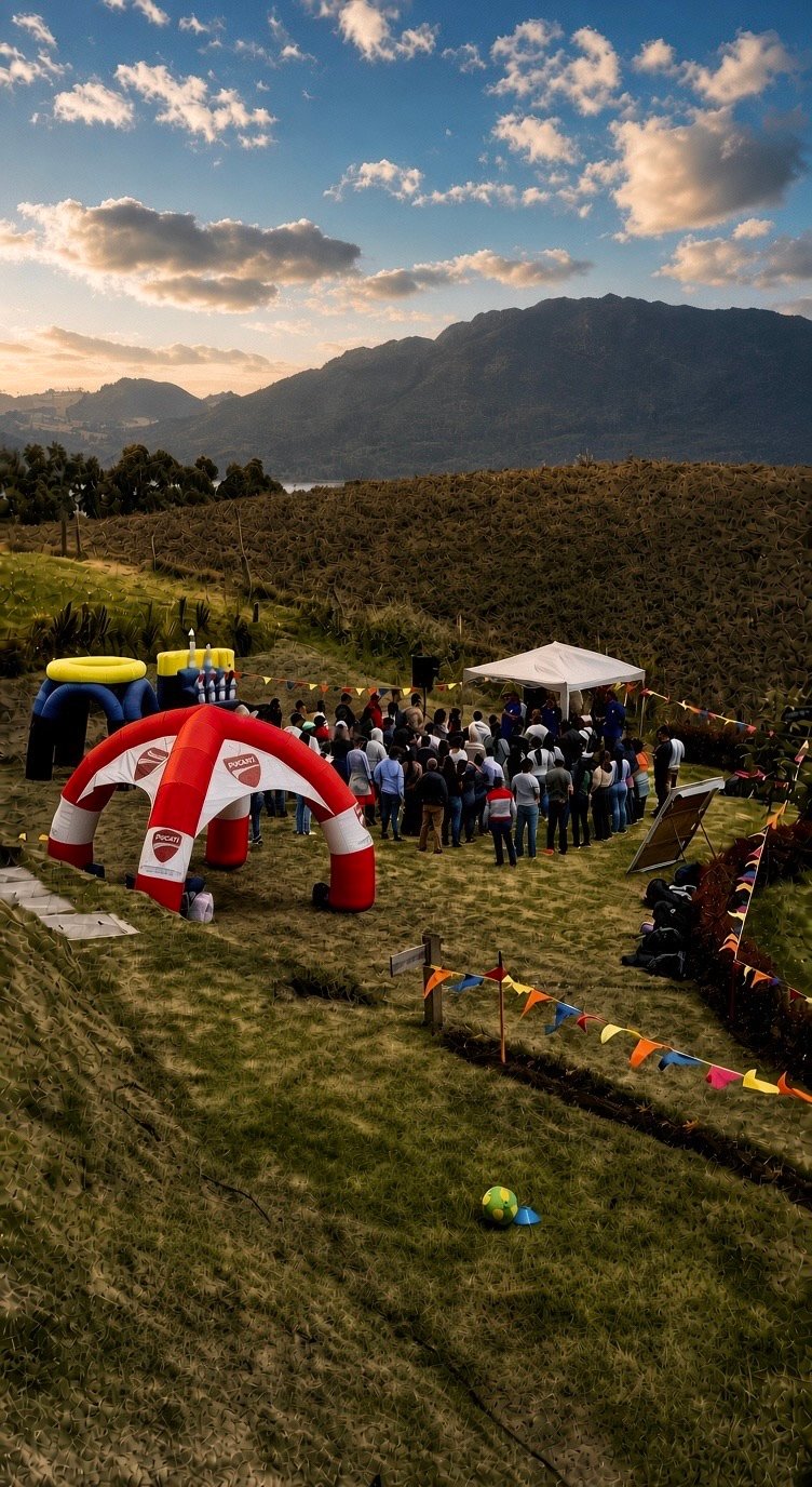 Plataforma de eventos al aire libre en Fuga Hotel, Tausa, con montaje de carpa y actividades de grupo