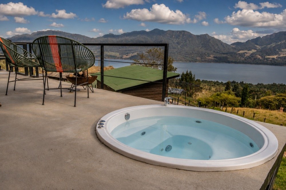 Jacuzzi privado en terraza con vista panorámica al Embalse del Neusa
