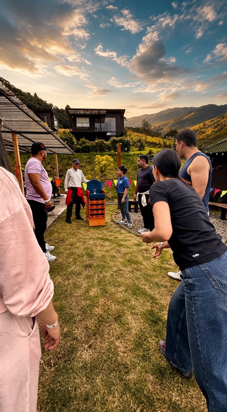 Grupo jugando billar y juegos de feria en Fuga Hotel