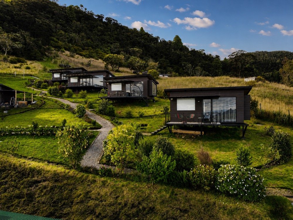 Vista aérea de las habitaciones de Fuga entre el paisaje del páramo